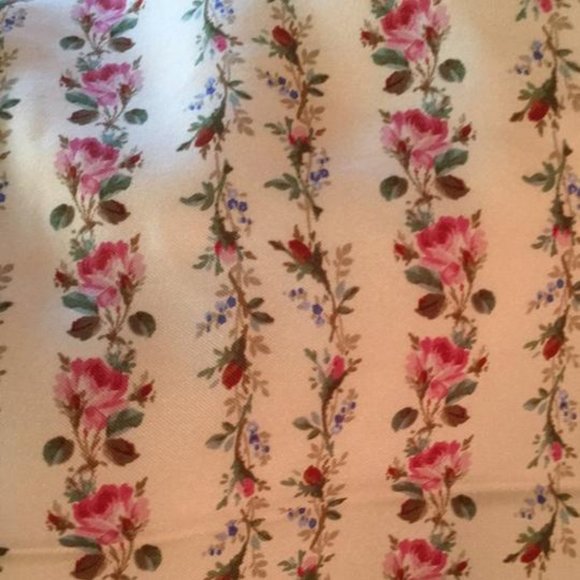 Gucci Logo Rose Print Silk Scarf with tag - Picture 2 of 3